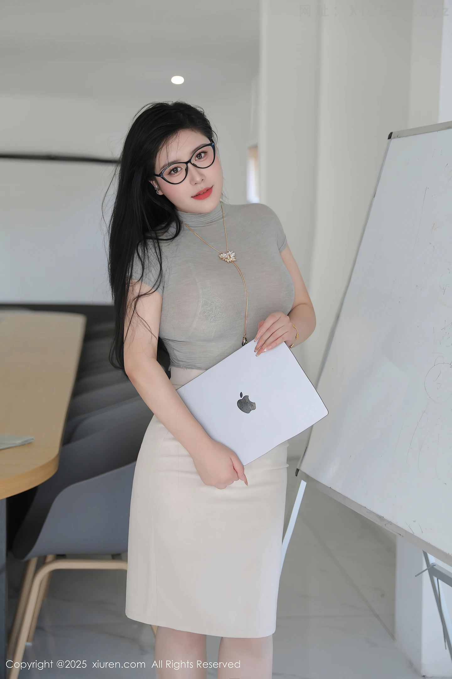 图片[6]-[XiuRen秀人网] VOL.10488 模特王婉悠Queen性感灰色OL服饰配超薄肉丝秀丰腴身姿诱惑写真80P-秀人网官方网站